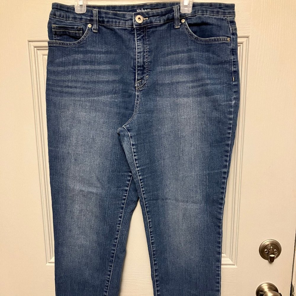 WOMEN'S SIZE 18 LEE BRAND JEANS WITH ELASTIC SIDES FOR COMFORTABLE FIT